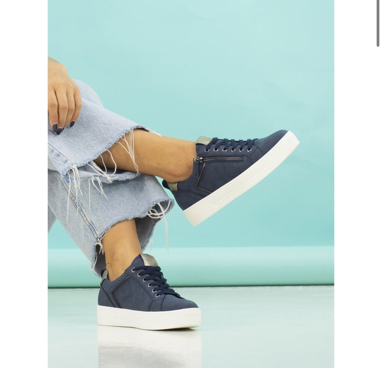 Lunar Nia Navy Trainer